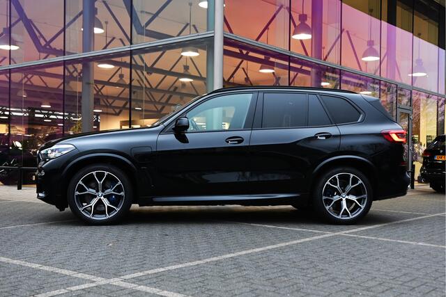 BMW X5 xDrive45e High Executive M Sport Automaat / Panoramadak / Trekhaak / Adaptive Air Suspension / Sportstoelen / Stoelverwarming / Parking Assistant / Driving Assistant Professional