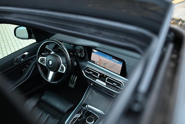 BMW X5 xDrive45e High Executive M Sport Automaat / Panoramadak / Trekhaak / Adaptive Air Suspension / Sportstoelen / Stoelverwarming / Parking Assistant / Driving Assistant Professional