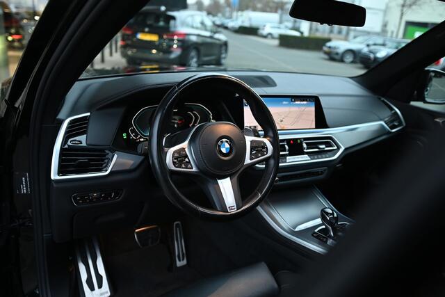 BMW X5 xDrive45e High Executive M Sport Automaat / Panoramadak / Trekhaak / Adaptive Air Suspension / Sportstoelen / Stoelverwarming / Parking Assistant / Driving Assistant Professional