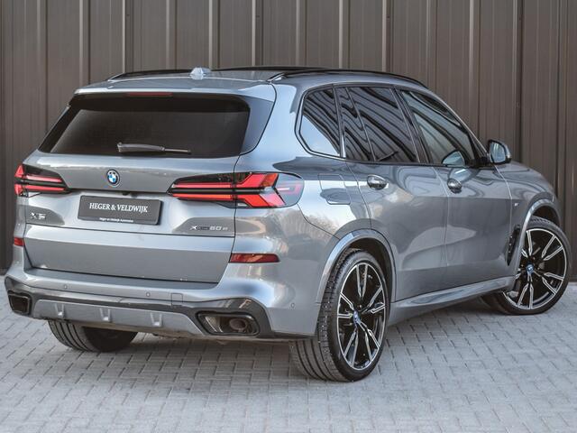 BMW X5 xDRIVE 50e | M-SPORT | COMFORT ACCESS | TREKHAAK | M-SPORT BRAKE | PANORAMADAK | REAR SIDE WINDOW | COMFORT SEATS | 4 ZONE CLIMATE | AMBIANCE INTERIEUR | ADAPTIVE LED | DRIVING ASSISTANT PROF. | DAB+ | HARMAN/KARDON | BWM GESTURE CONTROL | 360 CAMERA |