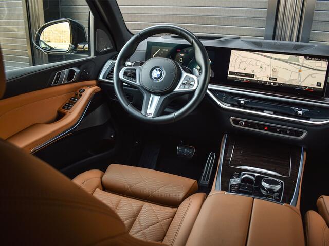 BMW X5 xDRIVE 50e | M-SPORT | COMFORT ACCESS | TREKHAAK | M-SPORT BRAKE | PANORAMADAK | REAR SIDE WINDOW | COMFORT SEATS | 4 ZONE CLIMATE | AMBIANCE INTERIEUR | ADAPTIVE LED | DRIVING ASSISTANT PROF. | DAB+ | HARMAN/KARDON | BWM GESTURE CONTROL | 360 CAMERA |