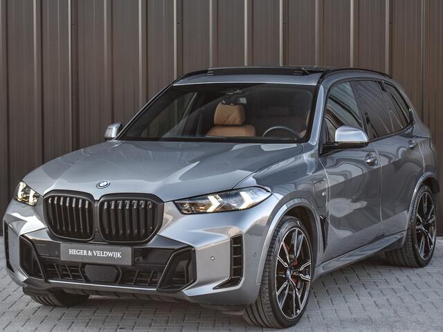BMW X5 xDRIVE 50e | M-SPORT | COMFORT ACCESS | TREKHAAK | M-SPORT BRAKE | PANORAMADAK | REAR SIDE WINDOW | COMFORT SEATS | 4 ZONE CLIMATE | AMBIANCE INTERIEUR | ADAPTIVE LED | DRIVING ASSISTANT PROF. | DAB+ | HARMAN/KARDON | BWM GESTURE CONTROL | 360 CAMERA |