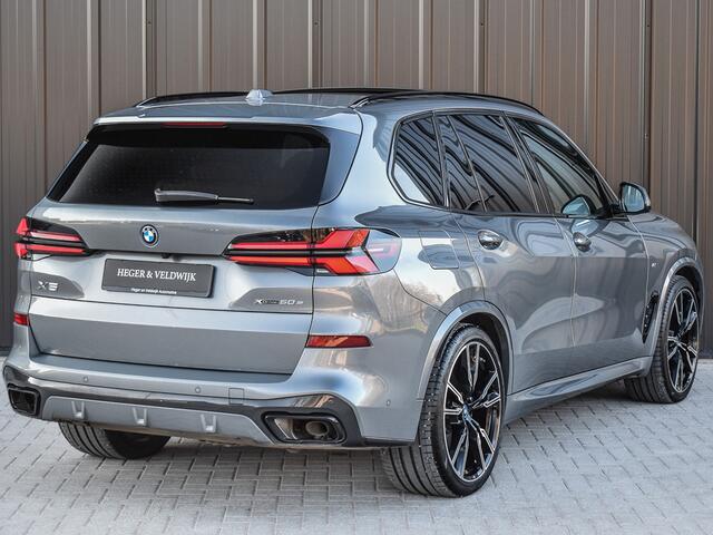 BMW X5 xDRIVE 50e | M-SPORT | COMFORT ACCESS | TREKHAAK | M-SPORT BRAKE | PANORAMADAK | REAR SIDE WINDOW | COMFORT SEATS | 4 ZONE CLIMATE | AMBIANCE INTERIEUR | ADAPTIVE LED | DRIVING ASSISTANT PROF. | DAB+ | HARMAN/KARDON | BWM GESTURE CONTROL | 360 CAMERA |