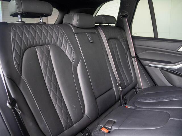 BMW X5 xDrive45e | M Sportpakket | High Executive | Comfortstoelen voor | Panorama dak | Active Steering