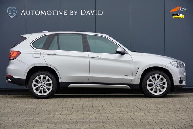 BMW X5 xDrive40e 245 pk HIGH EXECUTIVE AUTOMAAT / PANORAMADAK / ADAPTIEVE CRUISE CONTROL / HARMAN KARDON / ADAPTIEF ONDERSTEL / SOFT CLOSE / HEAD-UP DISPLAY