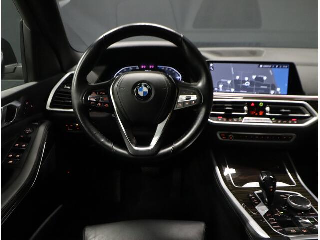BMW X5 xDrive45e Sport High Executive [ADAPTIVE CRUISE, APPLE CARPLAY, 360 CAMERA, VOL LEDER, TREKHAAK, MASSAGE, VERWARMING, MEMORY STOELEN, ELEKTRISCHE ACHTERKLEP, NAVIGATIE, NIEUWSTAAT]
