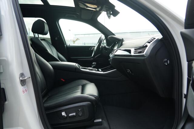 BMW X5 M50i High Executive 531pk Panoramadak/Stoelverwarming/360Camera