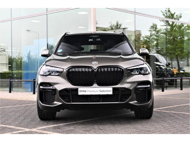 BMW X5 xDrive45e High Executive M Sport Automaat / Panoramadak / Trekhaak / Laserlight / Sportstoelen / Head-Up / Gesture Control / Parking Assistant Plus / Comfort Access