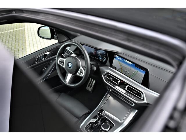 BMW X5 xDrive45e High Executive M Sport Automaat / Panoramadak / Trekhaak / Laserlight / Sportstoelen / Head-Up / Gesture Control / Parking Assistant Plus / Comfort Access