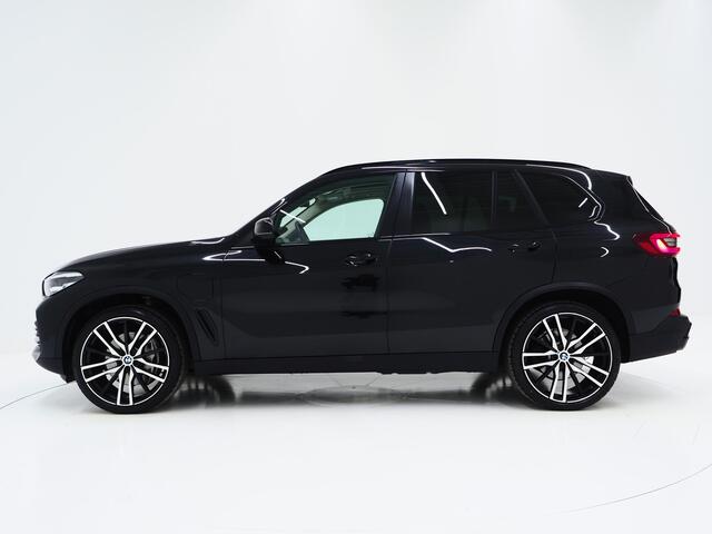 BMW X5 xDrive45e Full Black | Panoramadak | Luchtvering | Head Up | Adaptive Cruise | Camera