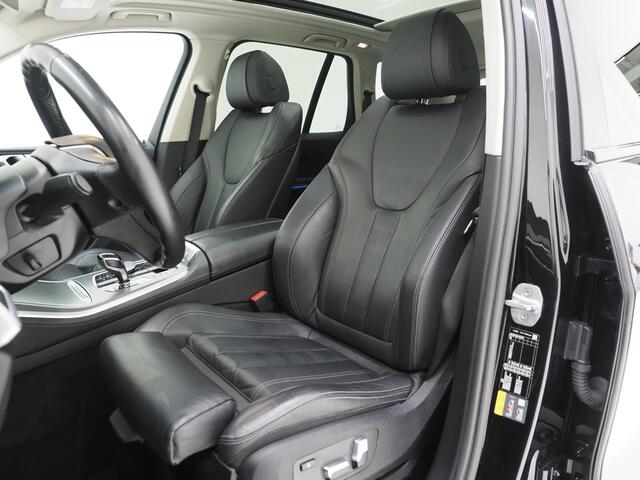 BMW X5 xDrive45e Full Black | Panoramadak | Luchtvering | Head Up | Adaptive Cruise | Camera