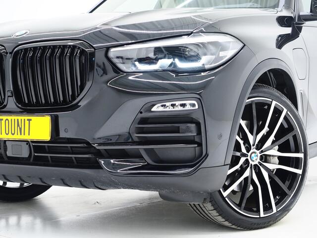 BMW X5 xDrive45e Full Black | Panoramadak | Luchtvering | Head Up | Adaptive Cruise | Camera
