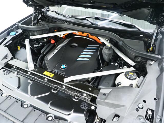 BMW X5 xDrive45e Full Black | Panoramadak | Luchtvering | Head Up | Adaptive Cruise | Camera