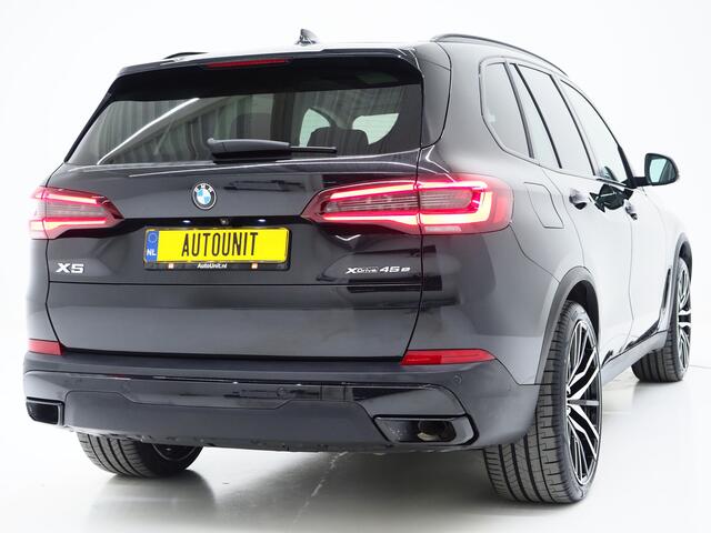 BMW X5 xDrive45e Full Black | Panoramadak | Luchtvering | Head Up | Adaptive Cruise | Camera