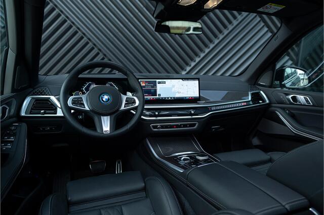 BMW X5 xDrive50e LCI M-Sport Pro Fabrieksgarantie M Stoelen Pano Softcl. Stoelvent. Acc Head up H/K Carbon 360 Keyless Trekhaak