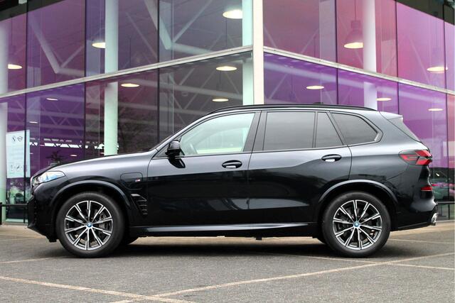 BMW X5 xDrive50e High Executive M Sport Automaat / Panoramadak / Trekhaak / Sportstoelen / Soft-Close / Adaptieve LED / Parking Assistant Professional / Gesture Control