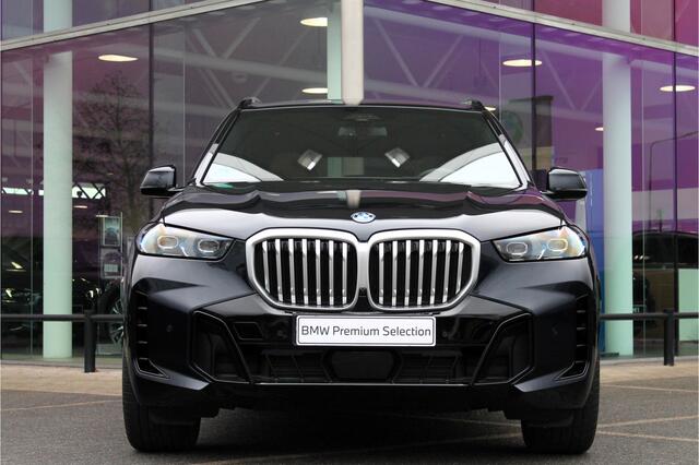 BMW X5 xDrive50e High Executive M Sport Automaat / Panoramadak / Trekhaak / Sportstoelen / Soft-Close / Adaptieve LED / Parking Assistant Professional / Gesture Control