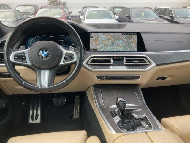 BMW X5 xDrive45e M-SPORT ** LED, NAVI+, BEIGE LEDER, PANORAMA, KEYLESS, HuD, 21-inch LMV, ** 1e EIG - UNFALLFREI ** ** INFORMEER OOK NAAR ONZE AANTREKKELIJKE FINANCIAL-LEASE TARIEVEN **
