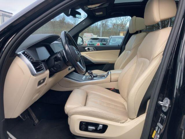 BMW X5 xDrive45e M-SPORT ** LED, NAVI+, BEIGE LEDER, PANORAMA, KEYLESS, HuD, 21-inch LMV, ** 1e EIG - UNFALLFREI ** ** INFORMEER OOK NAAR ONZE AANTREKKELIJKE FINANCIAL-LEASE TARIEVEN **
