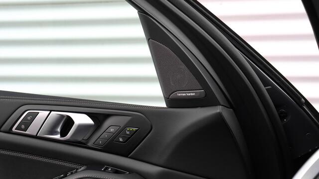 BMW X5 xDrive50e M-Sport Pro | Sky Lounge | Massage | Panoramadak | Soft-Close | Head-up | Carbon | Stoelventilatie