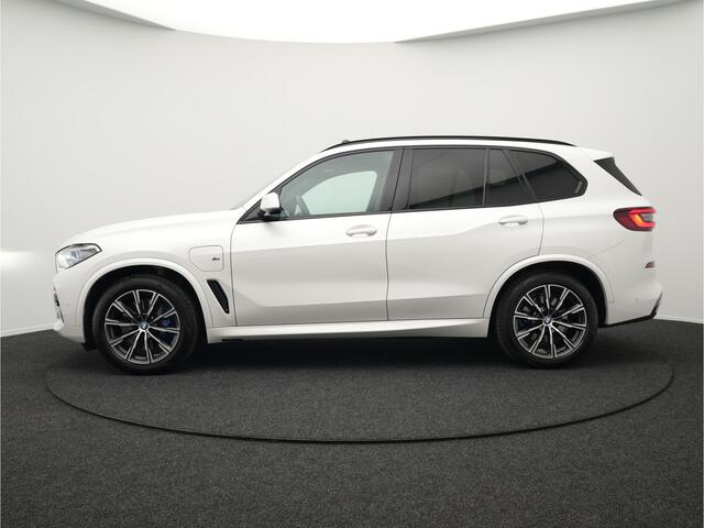 BMW X5 xDrive45e M Sport Plug In Hybrid 394pk Dealer O.H. PHEV | Panodak | Luchtvering | Lederen Sporstoelen Memory & Massage | Stoelventilatie | Harman Kardon | Head Up | Navigatie | Apple Carplay | Sfeerverlichting | Laser LED | DAB |