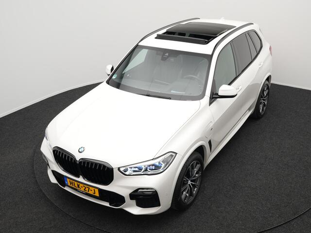 BMW X5 xDrive45e M Sport Plug In Hybrid 394pk Dealer O.H. PHEV | Panodak | Luchtvering | Lederen Sporstoelen Memory & Massage | Stoelventilatie | Harman Kardon | Head Up | Navigatie | Apple Carplay | Sfeerverlichting | Laser LED | DAB |