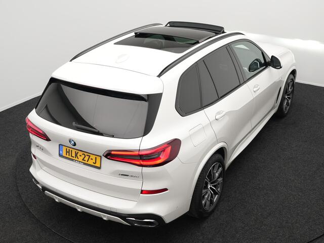 BMW X5 xDrive45e M Sport Plug In Hybrid 394pk Dealer O.H. PHEV | Panodak | Luchtvering | Lederen Sporstoelen Memory & Massage | Stoelventilatie | Harman Kardon | Head Up | Navigatie | Apple Carplay | Sfeerverlichting | Laser LED | DAB |