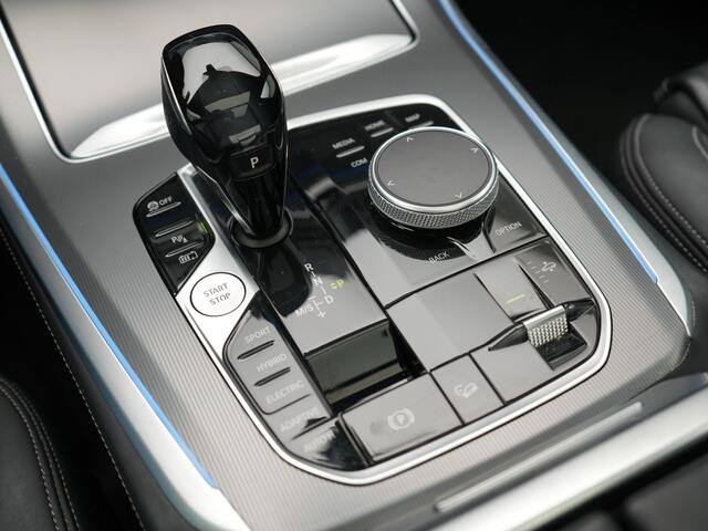 BMW X5 xDrive45e M Sport Plug In Hybrid 394pk Dealer O.H. PHEV | Panodak | Luchtvering | Lederen Sporstoelen Memory & Massage | Stoelventilatie | Harman Kardon | Head Up | Navigatie | Apple Carplay | Sfeerverlichting | Laser LED | DAB |