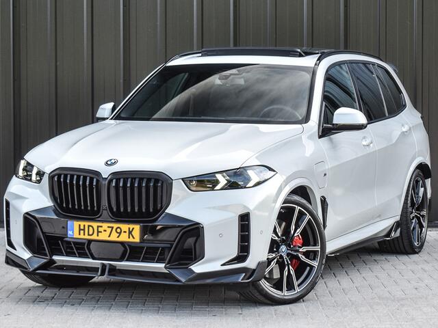 BMW X5 xDrive50e | M-SPORT PRO | PANORAMADAK SKY LOUNGE | HEAD-UP | SOFT-CLOSE | 360 CAMERA | LUCHTVERING | COMFORT ACCESS | TREKHAAK | M-SPORT BRAKE | COMFORT SEATS | 4-ZONE CONTROL | AMBIENT AIR | AMBIANCE INTERIEUR | DRIVING ASSISTANT PROF. | DAB+ | HARMAN/KA