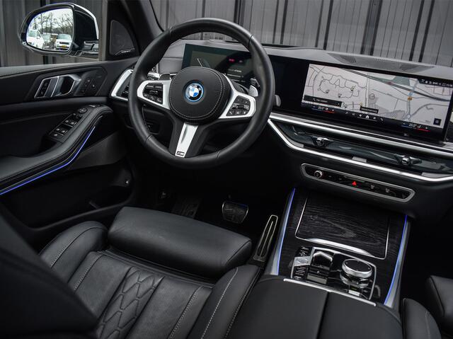 BMW X5 xDrive50e | M-SPORT PRO | PANORAMADAK SKY LOUNGE | HEAD-UP | SOFT-CLOSE | 360 CAMERA | LUCHTVERING | COMFORT ACCESS | TREKHAAK | M-SPORT BRAKE | COMFORT SEATS | 4-ZONE CONTROL | AMBIENT AIR | AMBIANCE INTERIEUR | DRIVING ASSISTANT PROF. | DAB+ | HARMAN/KA