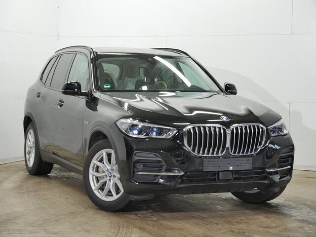 BMW X5 xDrive45e | Trekhaak | Panorama dak | Head-Up | Luchtvering | 2023 | Laserlight | Privacy Glass |