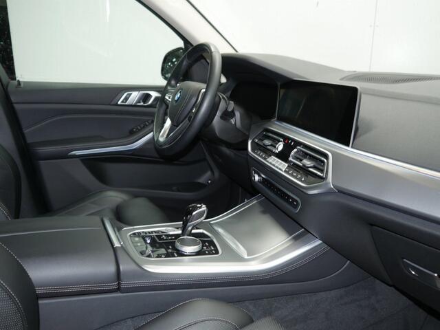 BMW X5 xDrive45e | Trekhaak | Panorama dak | Head-Up | Luchtvering | 2023 | Laserlight | Privacy Glass |