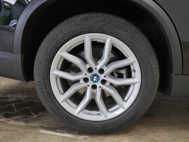 BMW X5 xDrive45e | Trekhaak | Panorama dak | Head-Up | Luchtvering | 2023 | Laserlight | Privacy Glass |