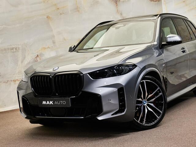 BMW X5 xDrive50e M Sport Pro, M Stoelen, Sky Lounge Pano, 4-wielbest., luchtv., CraftedClarity, carbon, H/K, massage, 22", tr.haak, softclose, privacy