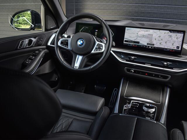 BMW X5 xDrive50e M-SPORT PRO | PANORAMADAK | CARBON INLEG | ACTIVE STEERING | M-STOELEN | MASSAGE STOELEN | STOEL VENTILATIE EN VERWARMING | HEAD UP | TREKHAAK ELEKTR. | AMBIENT AIR | DRIVING ASSISTANT PROFESSIONAL | AMBIENT SFEERVERLICHTING
