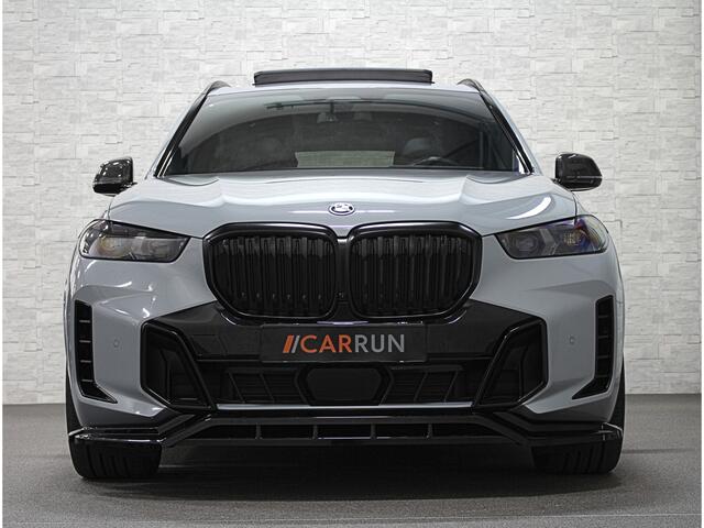 BMW X5 50e M-Performance Seats | M-Sport Pro | Sky-Lounge Pano | 360 Camera | ACC | Soft-Close | Carbon | Massage | Ventilatie | Leder-Individual | Achterasbesturing | Head-Up | 4-Zone Clima | 22 inch | 2x Memory | Trekhaak | Harman-Kardon | Beker-Clima | Stoelv