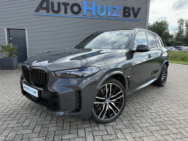 BMW X5 xDrive50e M Sport Pro Skylounge Panoramadak Trekhaak Carbon Interieurlijsten M Sport Zetels Iconic Glow Grill Harman-Kardon 22 Inch Softclose stoelventilatie Head-Up Display Keyless Entry