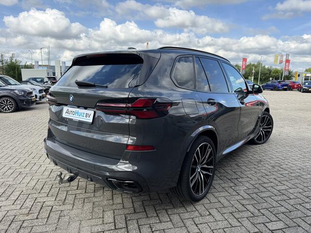 BMW X5 xDrive50e M Sport Pro Skylounge Panoramadak Trekhaak Carbon Interieurlijsten M Sport Zetels Iconic Glow Grill Harman-Kardon 22 Inch Softclose stoelventilatie Head-Up Display Keyless Entry