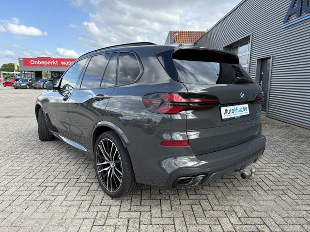 BMW X5 xDrive50e M Sport Pro Skylounge Panoramadak Trekhaak Carbon Interieurlijsten M Sport Zetels Iconic Glow Grill Harman-Kardon 22 Inch Softclose stoelventilatie Head-Up Display Keyless Entry