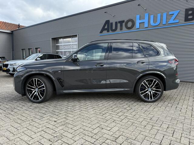 BMW X5 xDrive50e M Sport Pro Skylounge Panoramadak Trekhaak Carbon Interieurlijsten M Sport Zetels Iconic Glow Grill Harman-Kardon 22 Inch Softclose stoelventilatie Head-Up Display Keyless Entry
