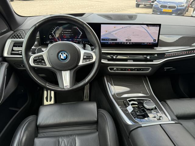 BMW X5 xDrive50e M Sport Pro Skylounge Panoramadak Trekhaak Carbon Interieurlijsten M Sport Zetels Iconic Glow Grill Harman-Kardon 22 Inch Softclose stoelventilatie Head-Up Display Keyless Entry