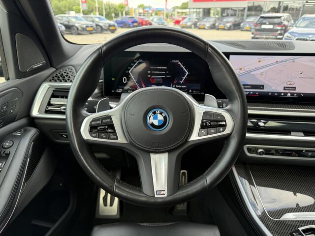 BMW X5 xDrive50e M Sport Pro Skylounge Panoramadak Trekhaak Carbon Interieurlijsten M Sport Zetels Iconic Glow Grill Harman-Kardon 22 Inch Softclose stoelventilatie Head-Up Display Keyless Entry
