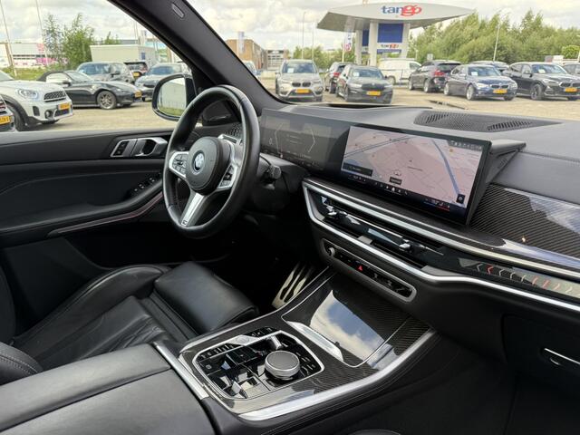 BMW X5 xDrive50e M Sport Pro Skylounge Panoramadak Trekhaak Carbon Interieurlijsten M Sport Zetels Iconic Glow Grill Harman-Kardon 22 Inch Softclose stoelventilatie Head-Up Display Keyless Entry