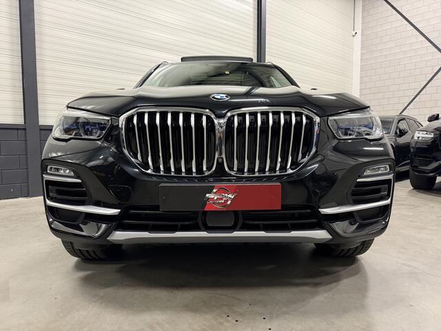 BMW X5 xDrive45e High Exe PANO/H&K/TREKHAAK/LASER/INDIVIDUAL-LEER/HEAD-UP/ACC/MEMORY+VENTILATIE/360CAMERA/ACTIVE-STEERING/BLACK-SAPPHIRE/VOLLEDIGE BMW DEALER OH HISTORIE,NET OH BEURT GEHAD