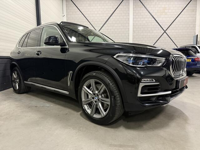 BMW X5 xDrive45e High Exe PANO/H&K/TREKHAAK/LASER/INDIVIDUAL-LEER/HEAD-UP/ACC/MEMORY+VENTILATIE/360CAMERA/ACTIVE-STEERING/BLACK-SAPPHIRE/VOLLEDIGE BMW DEALER OH HISTORIE,NET OH BEURT GEHAD