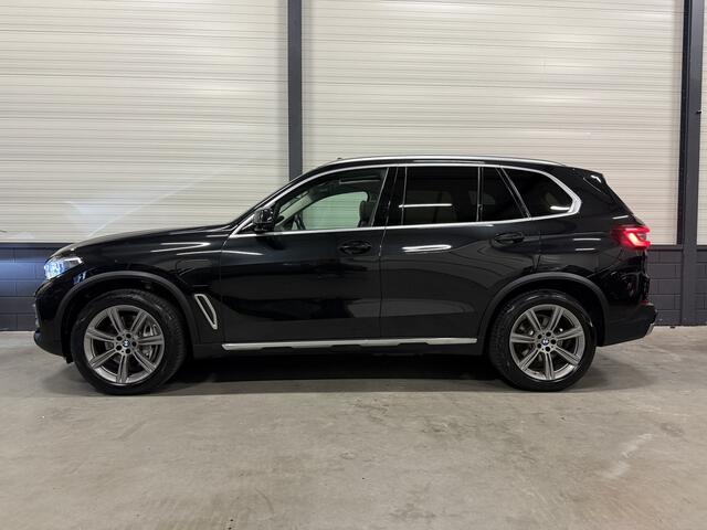 BMW X5 xDrive45e High Exe PANO/H&K/TREKHAAK/LASER/INDIVIDUAL-LEER/HEAD-UP/ACC/MEMORY+VENTILATIE/360CAMERA/ACTIVE-STEERING/BLACK-SAPPHIRE/VOLLEDIGE BMW DEALER OH HISTORIE,NET OH BEURT GEHAD