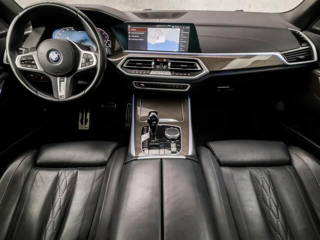 BMW X5 xDrive45e M Sport High Executive 395Pk Automaat (DRAVITGRAU, SKYLOUNGE PANORAMADAK, PARFUM IN VENTILATIE, COMFORT ZETELS, STOELKOELING, LUCHTVERING, ELEK ACHTERKLEP, HEAD-UP DISPLAY, SOFT CLOSE, 360 CAMERA, APPLE CARPLAY, NI
