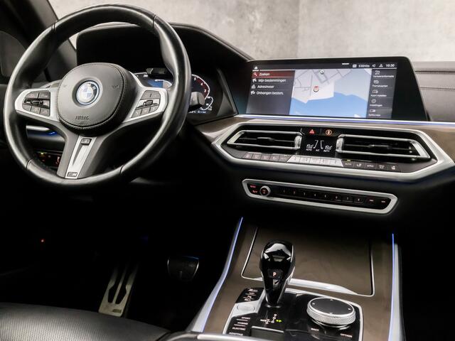 BMW X5 xDrive45e M Sport High Executive 395Pk Automaat (DRAVITGRAU, SKYLOUNGE PANORAMADAK, PARFUM IN VENTILATIE, COMFORT ZETELS, STOELKOELING, LUCHTVERING, ELEK ACHTERKLEP, HEAD-UP DISPLAY, SOFT CLOSE, 360 CAMERA, APPLE CARPLAY, NI