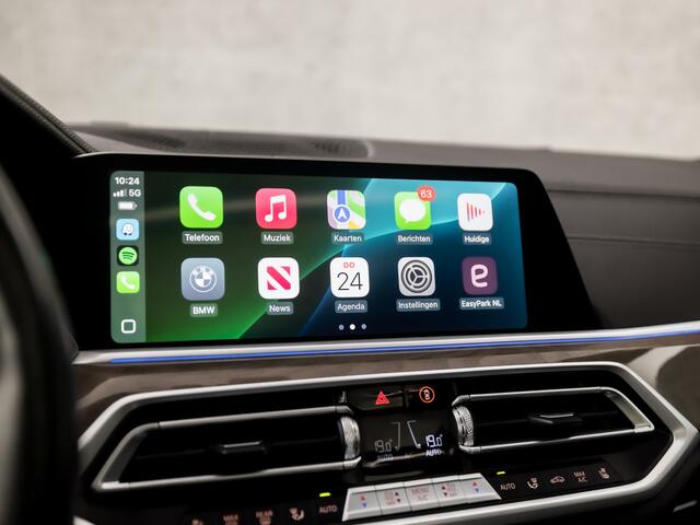 BMW X5 xDrive45e M Sport High Executive 395Pk Automaat (DRAVITGRAU, SKYLOUNGE PANORAMADAK, PARFUM IN VENTILATIE, COMFORT ZETELS, STOELKOELING, LUCHTVERING, ELEK ACHTERKLEP, HEAD-UP DISPLAY, SOFT CLOSE, 360 CAMERA, APPLE CARPLAY, NI