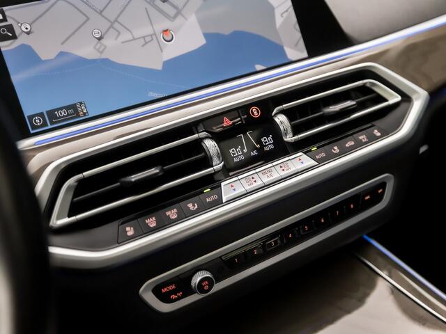 BMW X5 xDrive45e M Sport High Executive 395Pk Automaat (DRAVITGRAU, SKYLOUNGE PANORAMADAK, PARFUM IN VENTILATIE, COMFORT ZETELS, STOELKOELING, LUCHTVERING, ELEK ACHTERKLEP, HEAD-UP DISPLAY, SOFT CLOSE, 360 CAMERA, APPLE CARPLAY, NI
